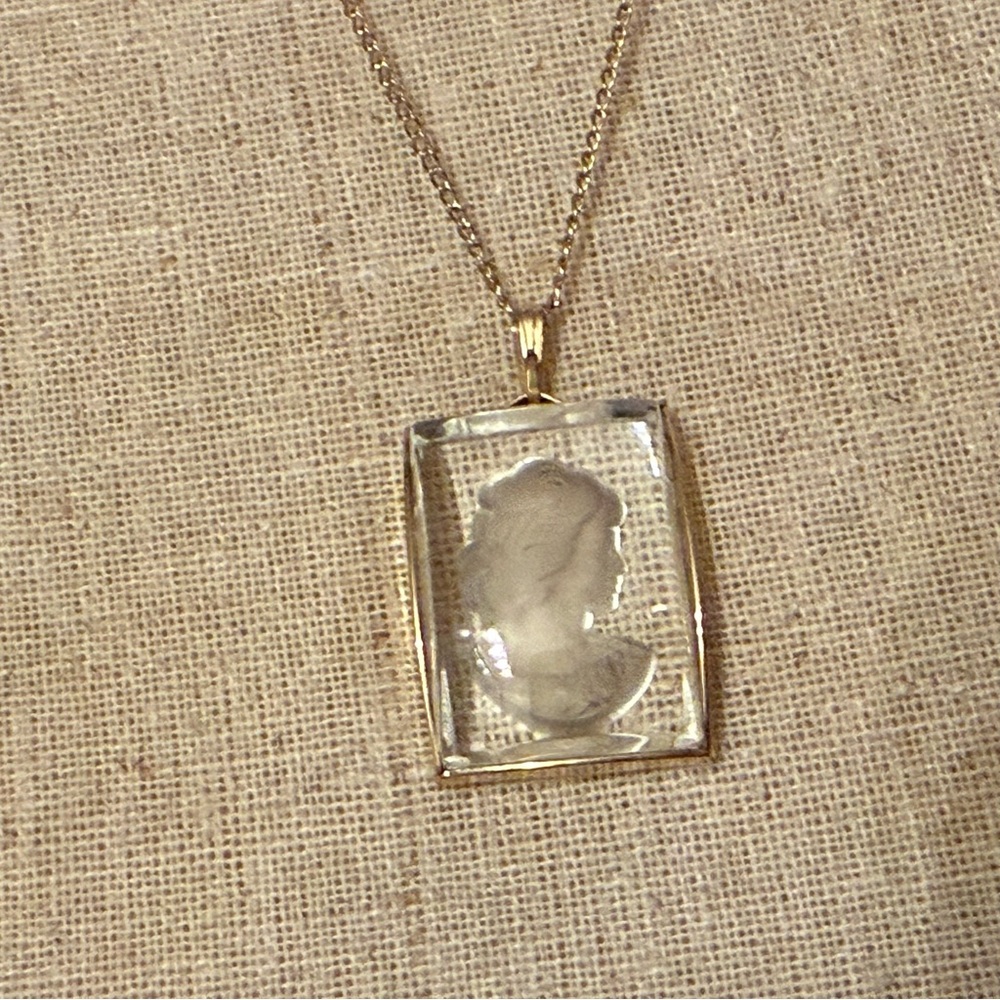 SARAH COVENTRY NECKLACE VINTAGE GLASS REVERSE INTAGLIO PENDANT GOLDTONE CHAIN